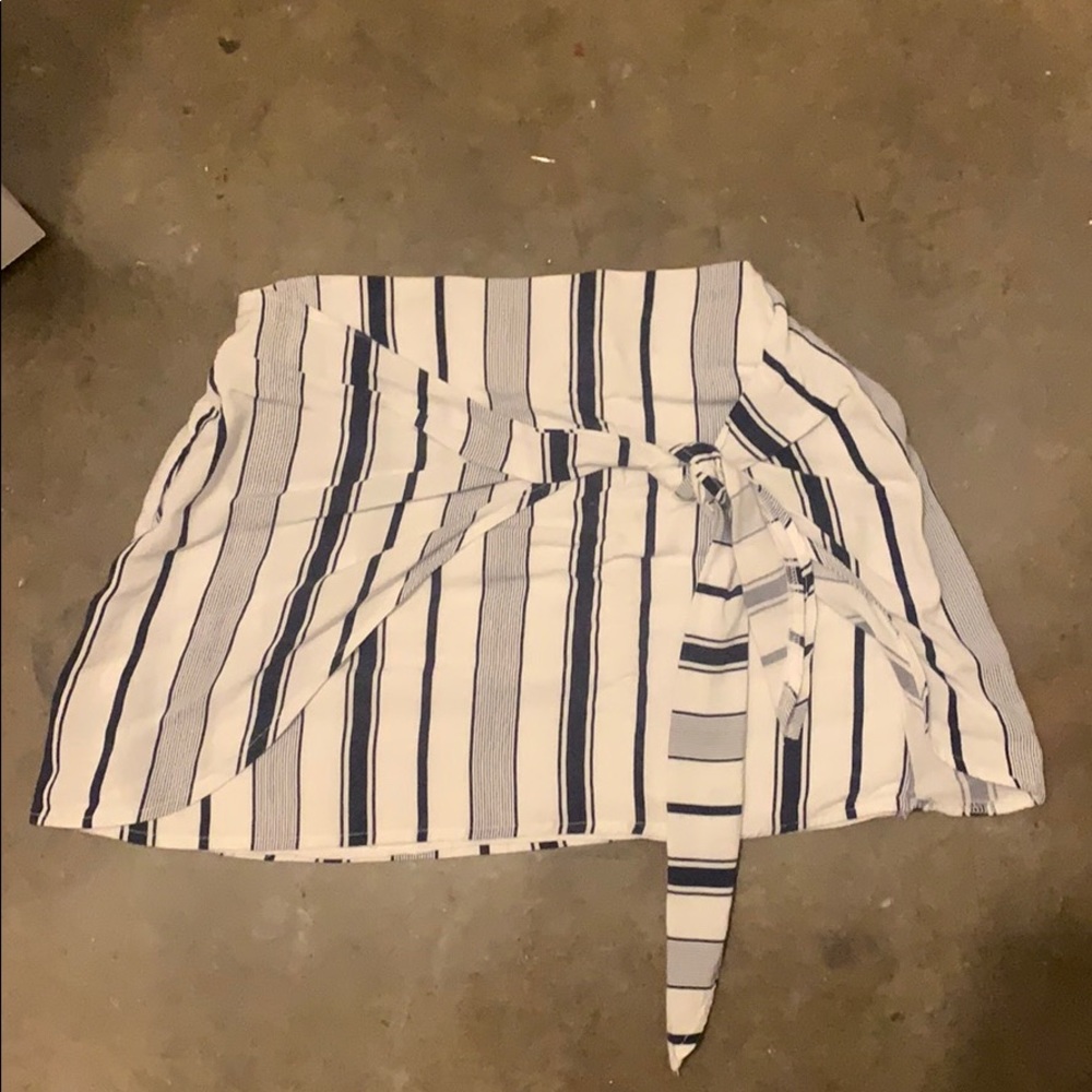 Mini side tie skirt